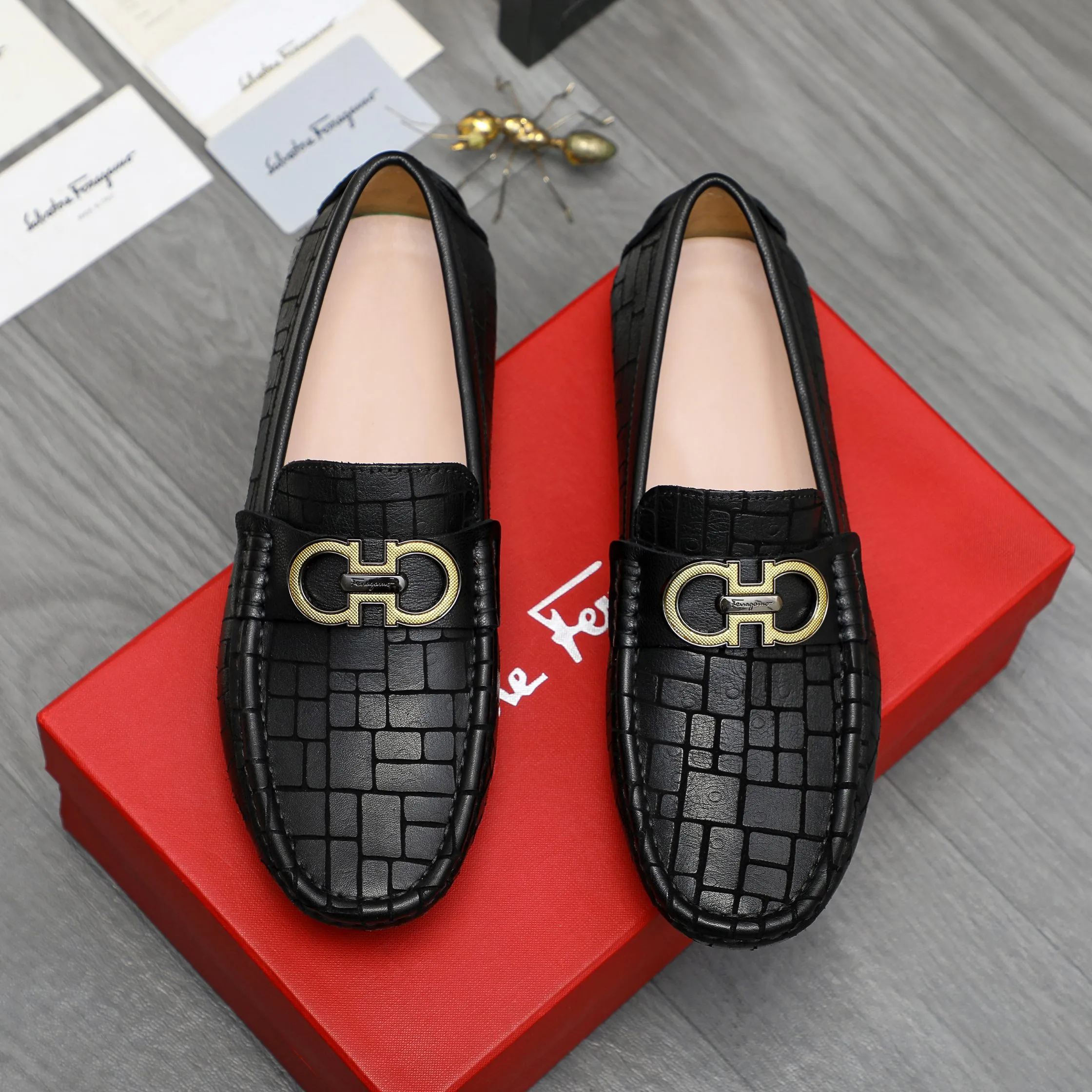 P380 Product trademark: Ferragamo [Ferragamo] Casual slip-on men's shoes Regular size: 38-45 Product material: Selected stone grain cowhide upper, sheepskin lining, rubber outsole